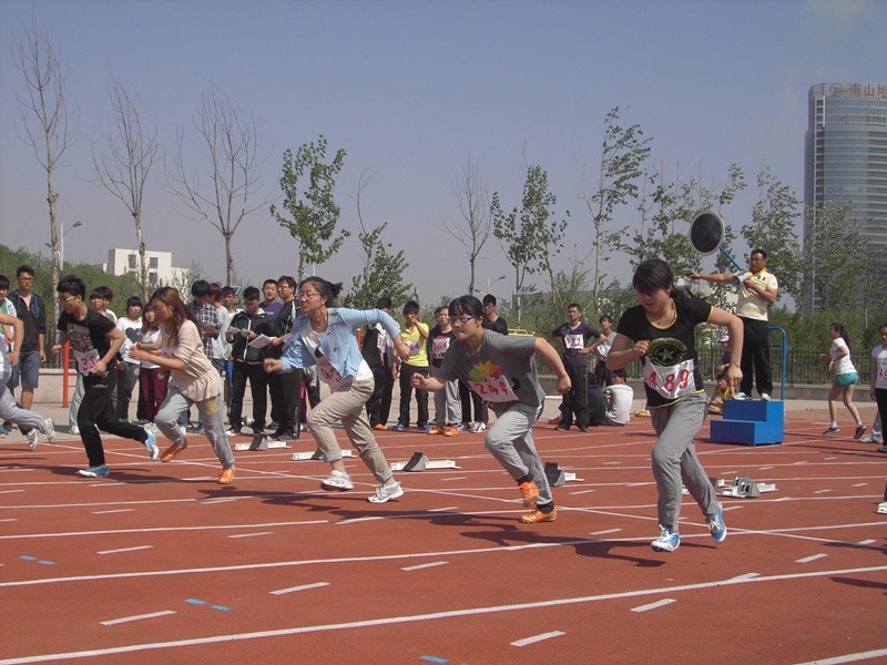 烟台大学文经学院学生田径预赛打响第一枪