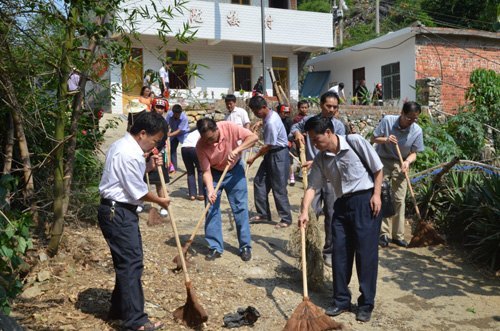刘力书记率队赴广西师范学院扶贫联系点开展“美丽陇接•清洁乡村”活动