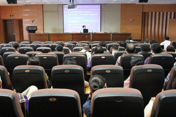 学校举办党的十八大精神学习辅导报告