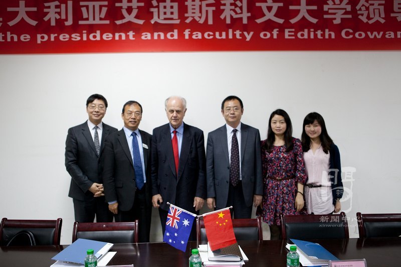 �Ĵ����ǰ���˹���Ĵ�ѧ�쵼���óǿ�