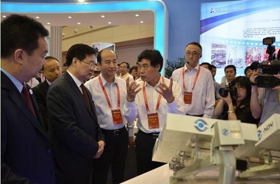 国务院副总理汪洋视察湖北工业大学“高效屋顶聚光太阳能发电系统”项目