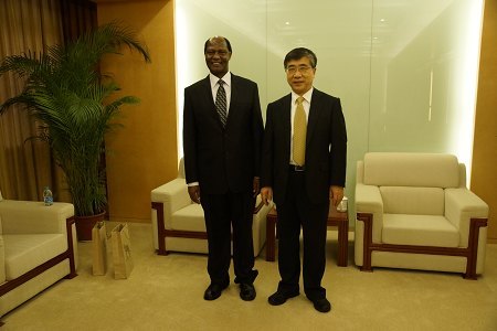 徐明稚校长会见肯尼亚莫伊大学校长理查德•米贝一行