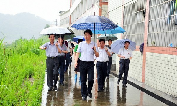 校领导巡察校园安全隐患