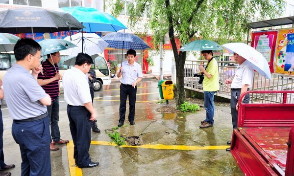 校领导巡察校园安全隐患
