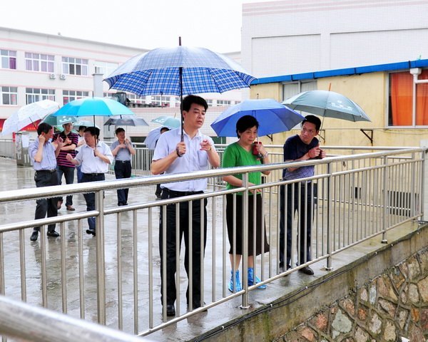 校领导巡察校园安全隐患