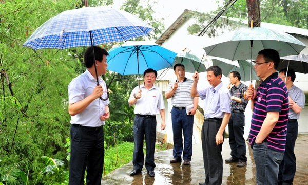 校领导巡察校园安全隐患