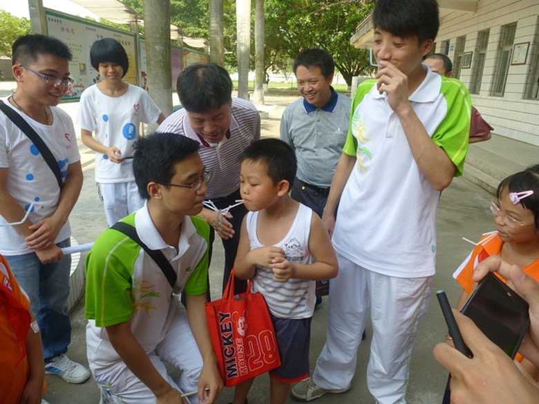 广东石油化工学院与市妇联联合举办“党的光辉 陪伴成长”关爱留守儿童活动暨“六一”联欢会