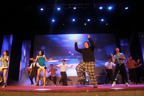 �㶫ʯ�ͻ���ѧԺ���е�ʮ���ѧ���Ƽ��Ļ��ڿ�Ļʽ�ߵ�ʮ����У԰ʮ������ܾ���