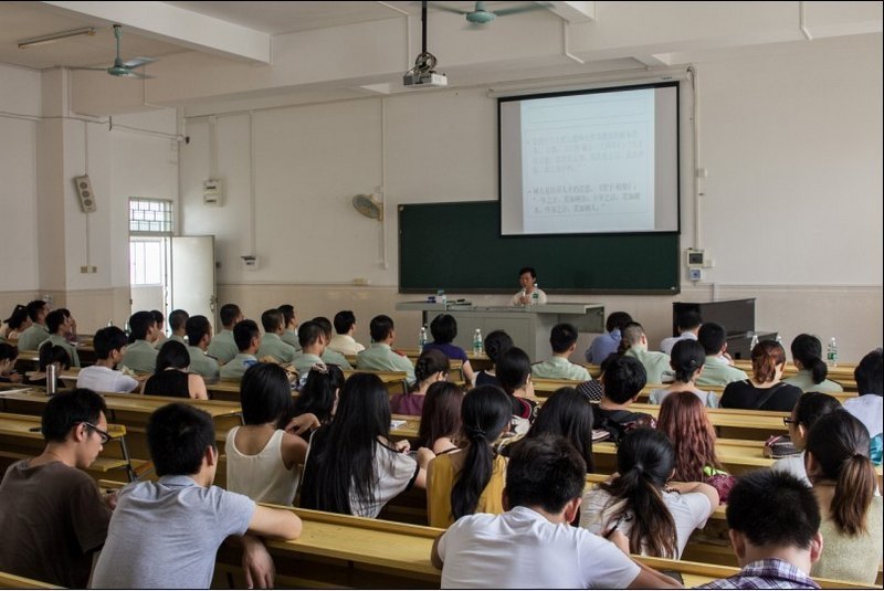 王恒胤参加艺术系“书记项目”首场讲座活动