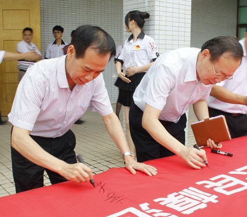 “廉洁诚信”辩论赛暨廉洁公民宣誓仪式昨举行