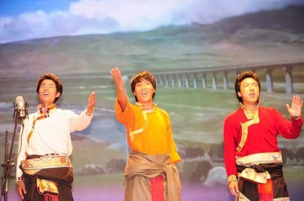 2013届西藏班毕业晚会【组图】