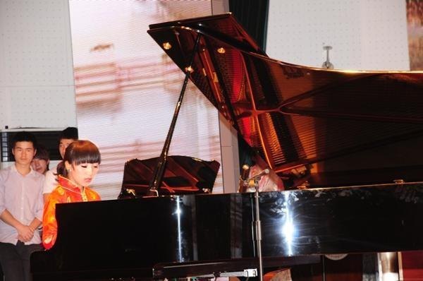 2013届西藏班毕业晚会【组图】