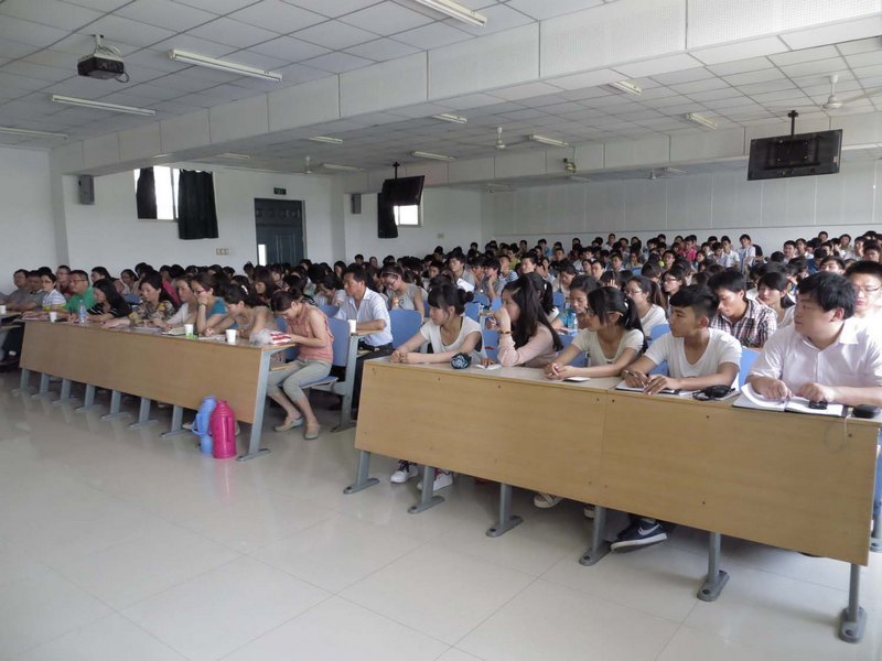 青春正能量 共筑中国梦——校领导应邀为信工学院师生上党课