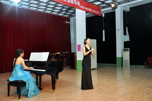 У�쵼��ϯ���ڿ�������ѧ���㱨�ݳ�