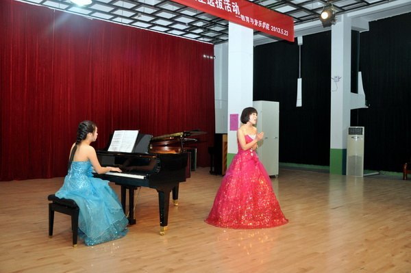 У�쵼��ϯ���ڿ�������ѧ���㱨�ݳ�