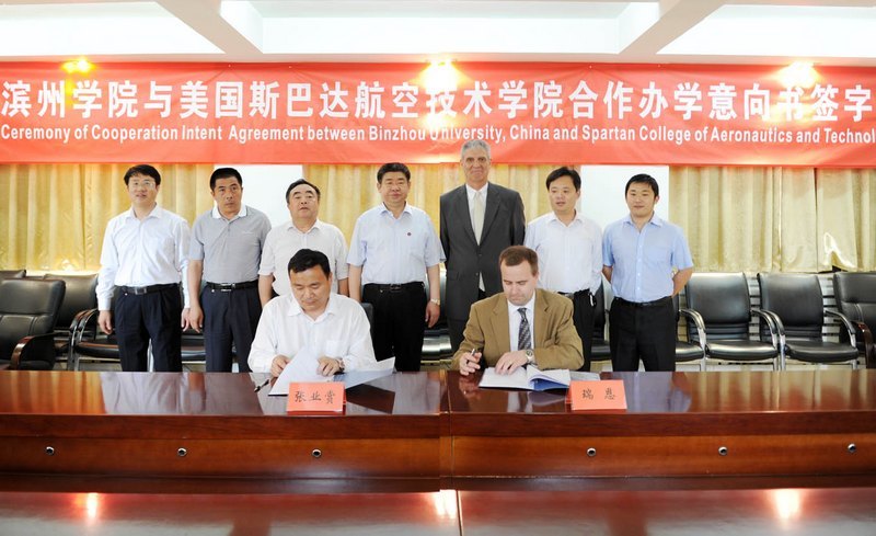 ����˹�ʹﺽ�ռ���ѧԺ��У��RyanGoertzenһ����У����