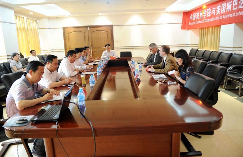 ����˹�ʹﺽ�ռ���ѧԺ��У��RyanGoertzenһ����У����