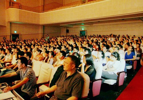 高雅艺术进校园来台州学院精彩演绎话剧《寻找雷FUN》