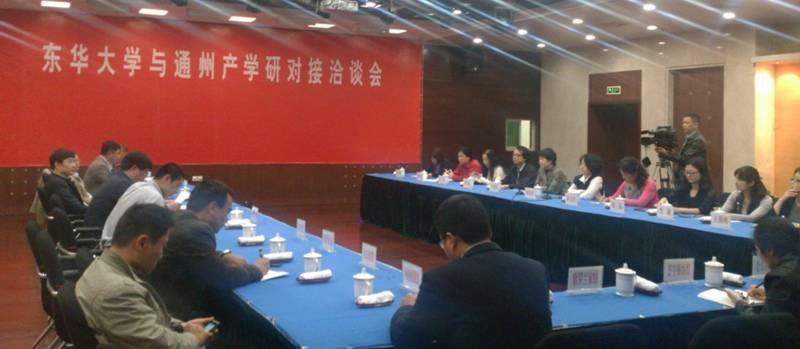 �����츱У��һ�и�ͨ�ݽ��в�ѧ�н���Ǣ̸