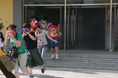 安全教育常抓不懈 消防演练警钟长鸣安全教育常抓不懈 消防演练警钟长鸣