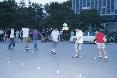 “夜之轮”轮滑协会交流表演精彩上演