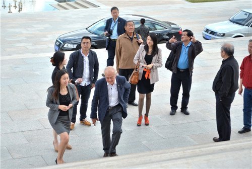 原世界不动产联盟主席拿督爱伦童国模先生一行访问长春建筑学院