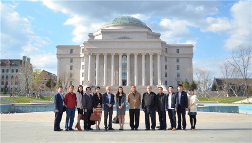 原世界不动产联盟主席拿督爱伦童国模先生一行访问长春建筑学院