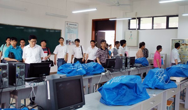 黄山学院举行黄山市百家企业进校园产学研合作对接会