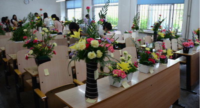 插花科普活动受到学生欢迎
