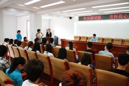 ����У������棺���Ӷ�У������ͬѧ�ǻ�������У԰����