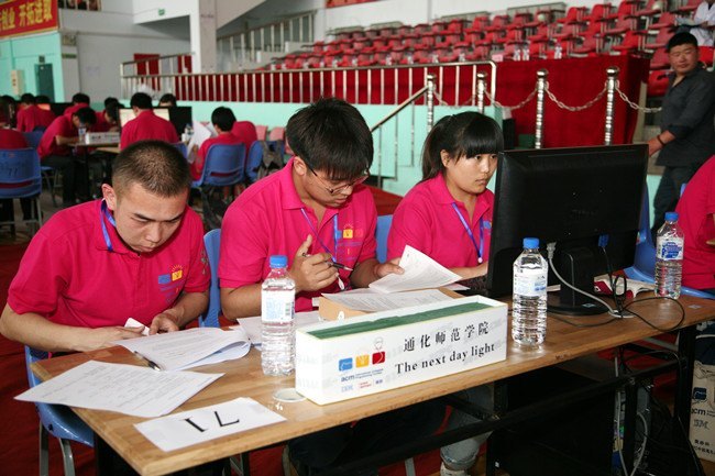 ���α�•2013 ACM-ICPC�й�.ͨ����������������߰��α������ս����ͨ��ʦ��ѧԺ¡�ؾٰ�