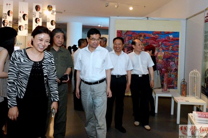 2013���Ͼ�����ѧԺ��ҵ����Ʒչʢ��Ļ