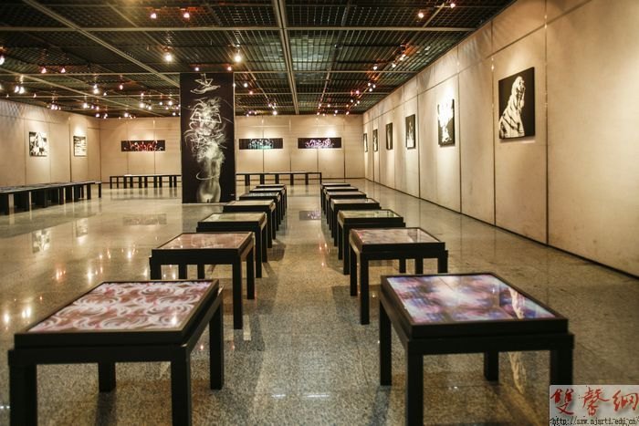 ��ýѧԺ����һ��չ�ɹ��ٰ�