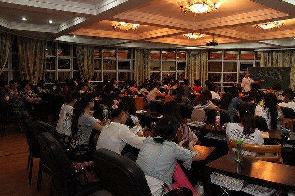 吴青教授来常州工学院谈“我的父亲母亲”