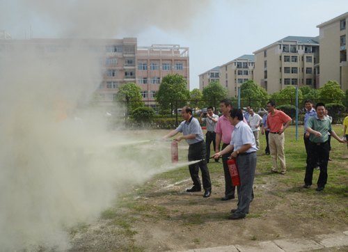 实验室安全周举办消防演示活动