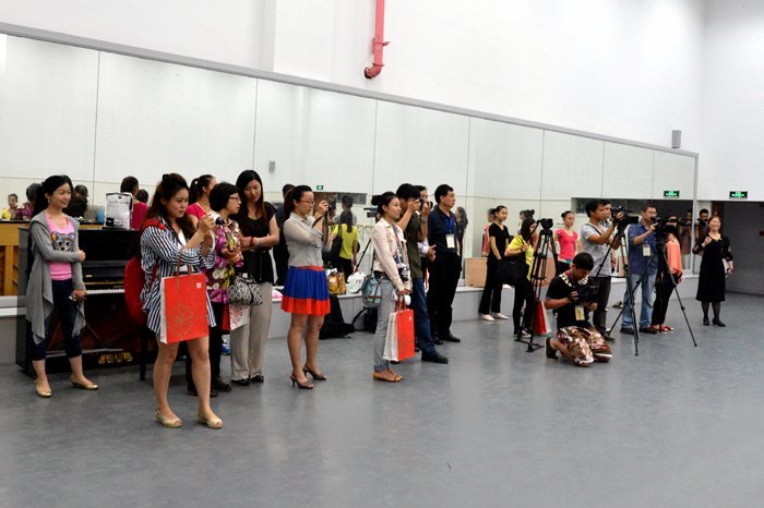 “亚洲媒体聚焦亚青会”活动走进南艺