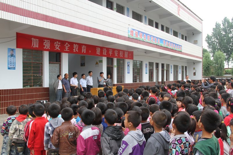 校工会主席孙海一行到许昌学院帮扶单位开展捐赠活动