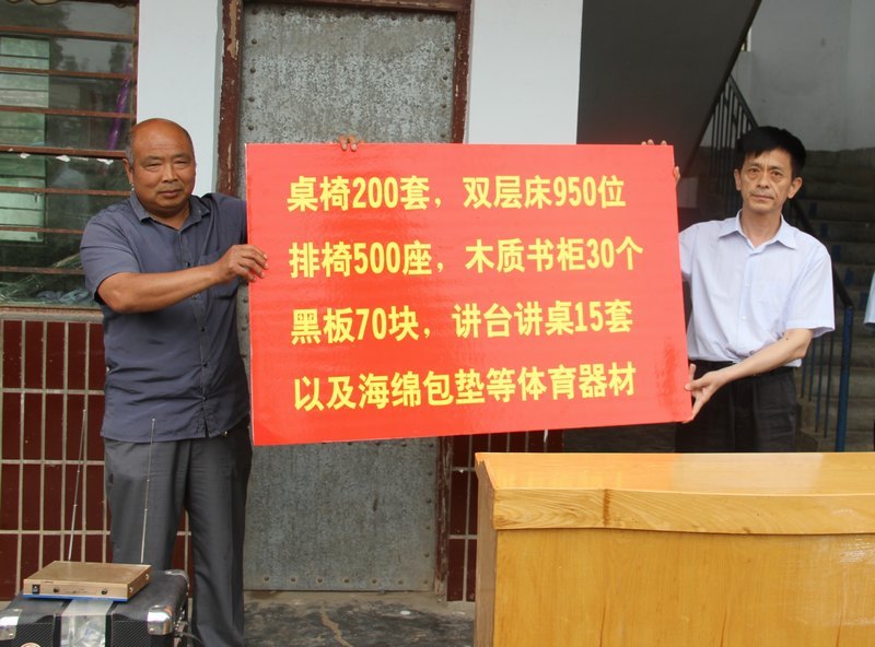 校工会主席孙海一行到许昌学院帮扶单位开展捐赠活动