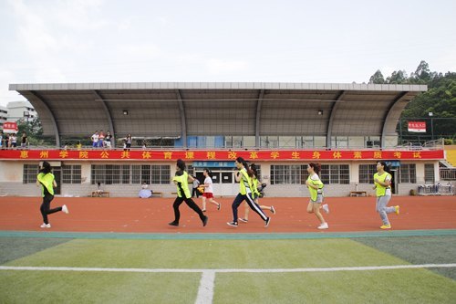 改革公共体育课 倡导快乐体育