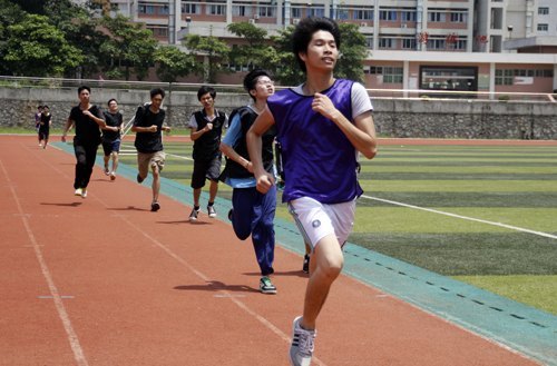 改革公共体育课 倡导快乐体育