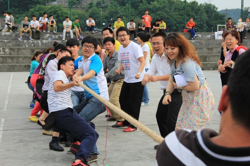 学院成功举办2013年夏季教职工拔河比赛