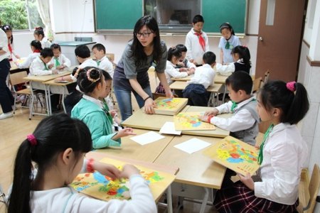 上海电力学院大学生志愿者赴平凉路第三小学开展庆六一活动