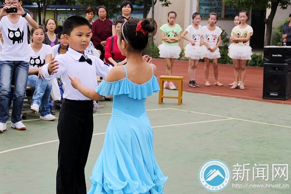 雏鹰飞翔 快乐成长:附校庆六一文艺汇演圆满举行