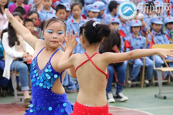 雏鹰飞翔 快乐成长:附校庆六一文艺汇演圆满举行