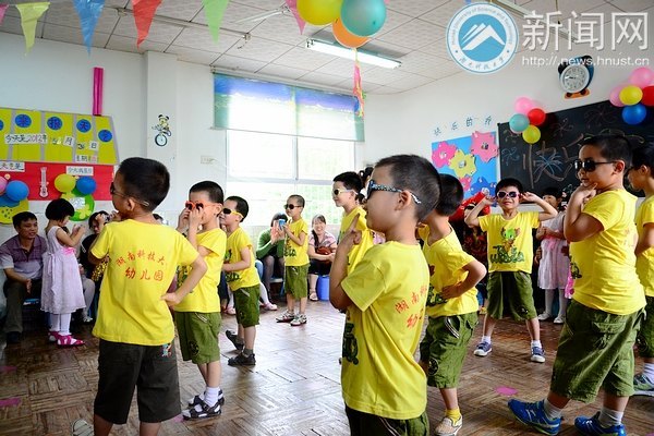 小手拉大手：湖南科技大学附属幼儿园六一亲子文艺联欢会童真上演