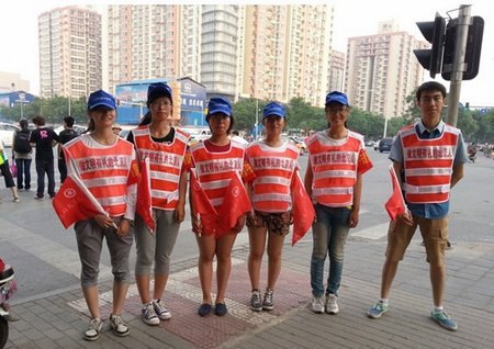 学生会组织交通引导志愿服务活动