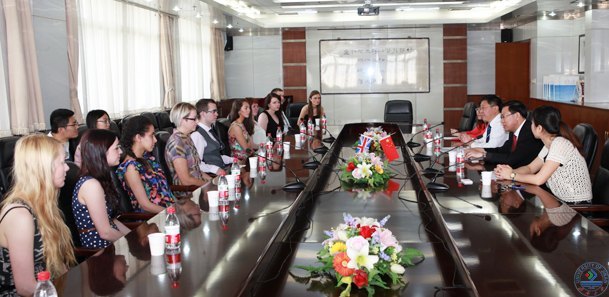 英国格拉斯哥加利多尼亚大学学生夏令营访学团来济南大学访问