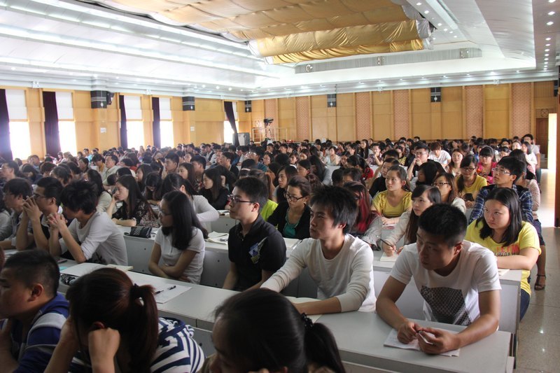 省委高校工委国家战略项目宣讲报告会在云南师范大学商学院举行