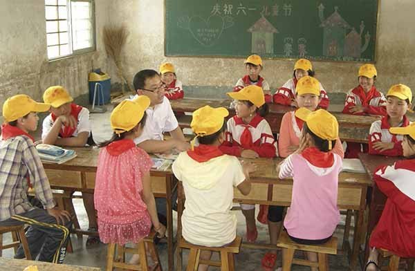 烟台大学派驻枣庄的“第一书记”与驻地儿童共度“六一”