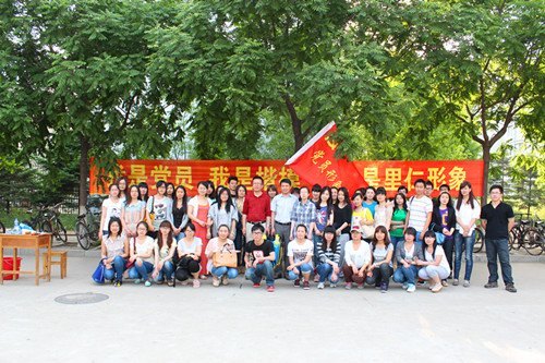 里仁公寓“周四党员义务岗”在继续